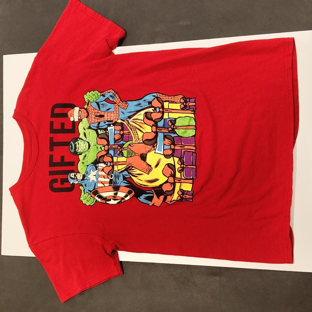 Marvel Heroes Gifted Christmas  Men's Short Sleeve Red GraphicT Shirt Medium